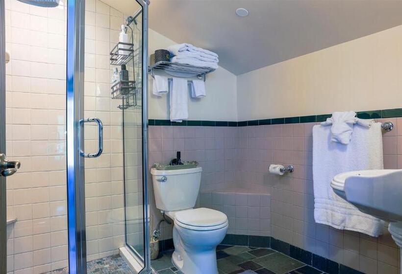 Отель Stone Chalet Bed & Breakfast Inn