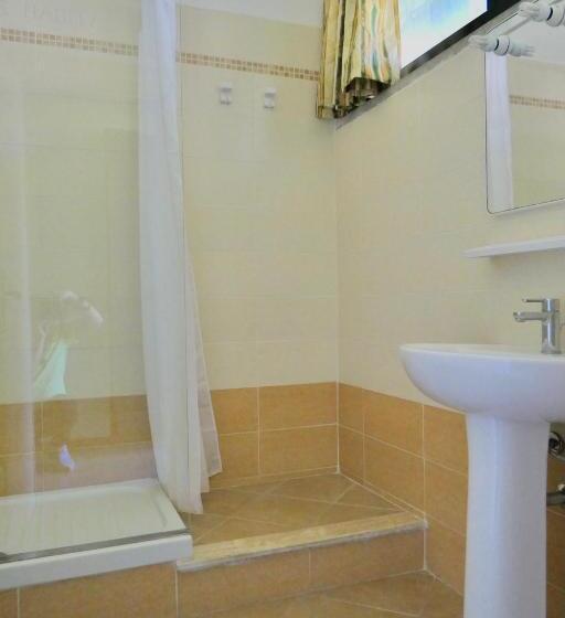 Apartment 3 Beds In Residence With Swimming Pool Bed And Bath Linen Included
