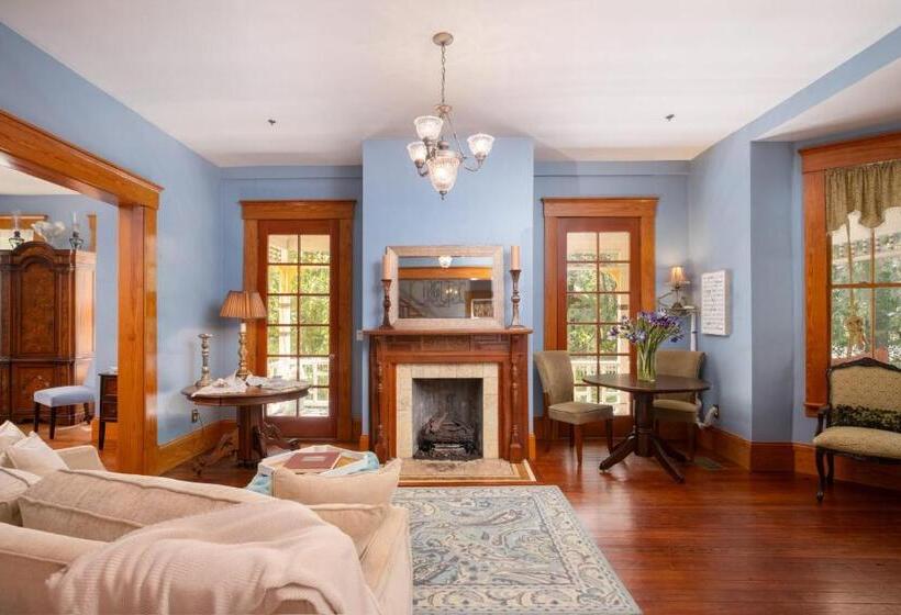 تختخواب و صبحانه Savannah Suite
