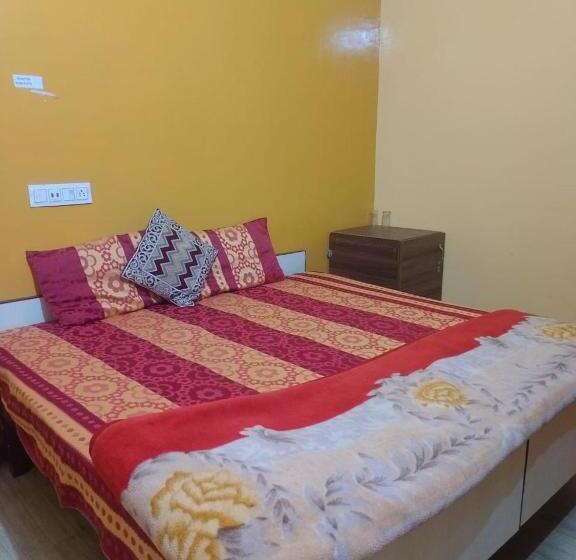 ホテル Helix    Rajpura    Budget Rooms For Family, Couples, Solo Travellers
