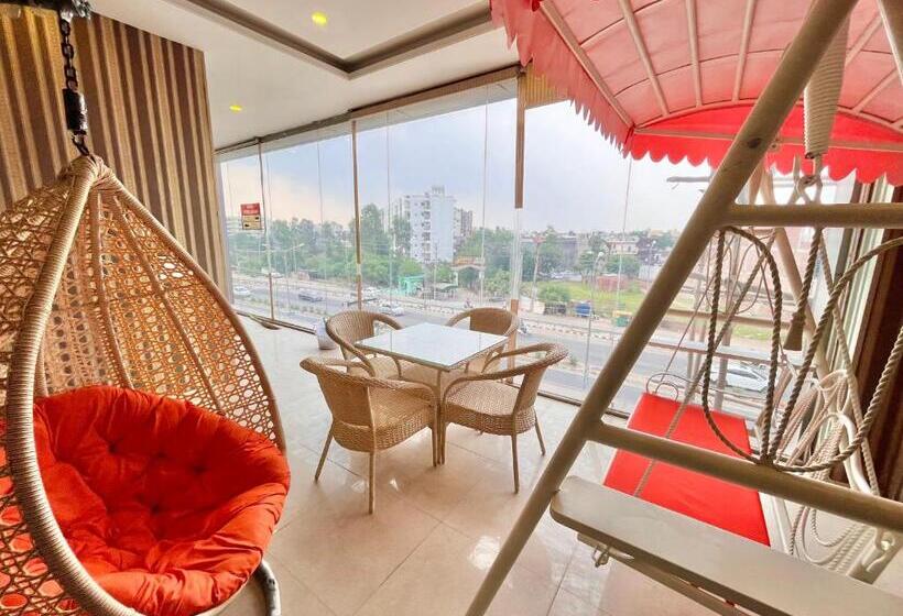 酒店 The Pearl, Zirakpur   A Luxury Family