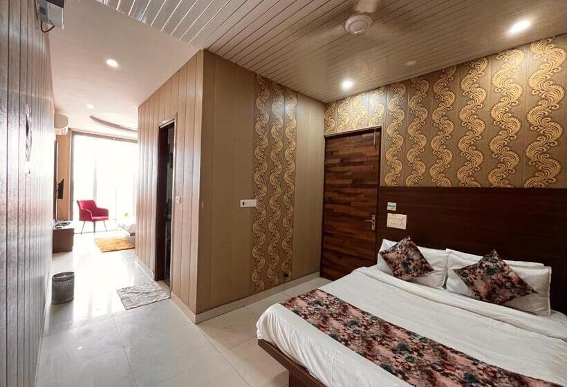 酒店 The Pearl, Zirakpur   A Luxury Family