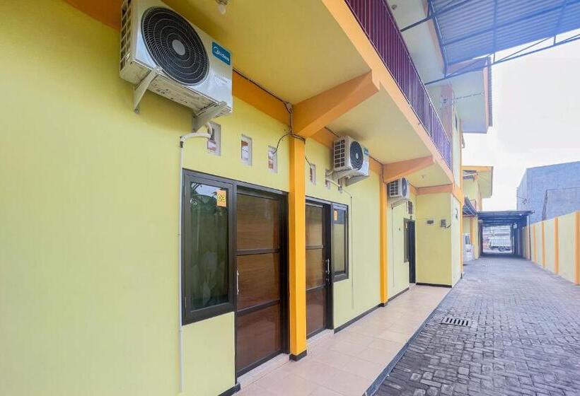 酒店 Sion Homestay Mitra Reddoorz Near Terminal Kertajaya Mojokerto
