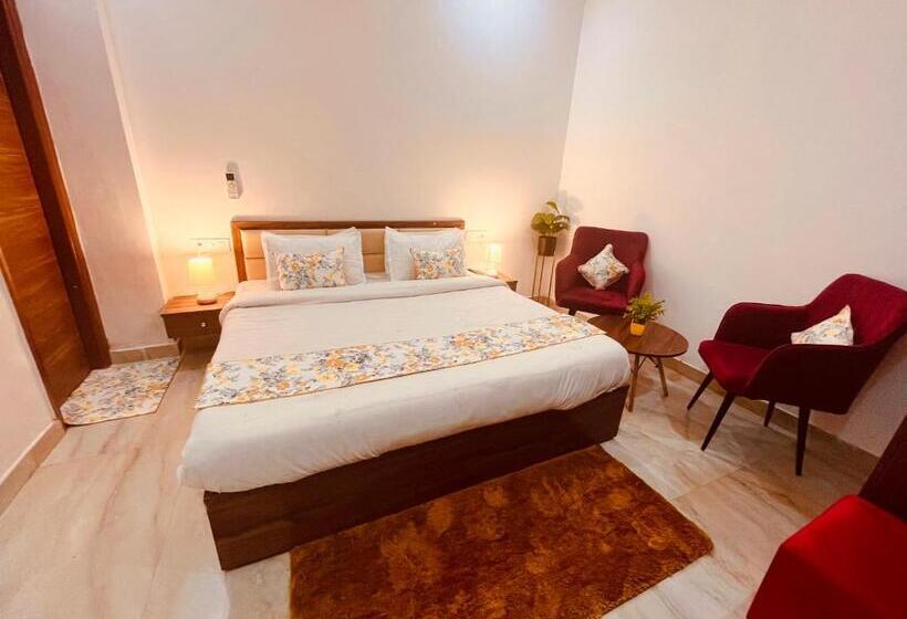 Elena Triple Lodge, Zirakpur   Hotel Of The Year