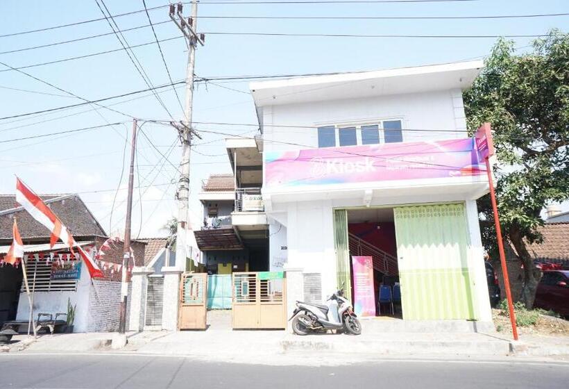 ホテル Oyo Life 93038 Kost Putra Malilah