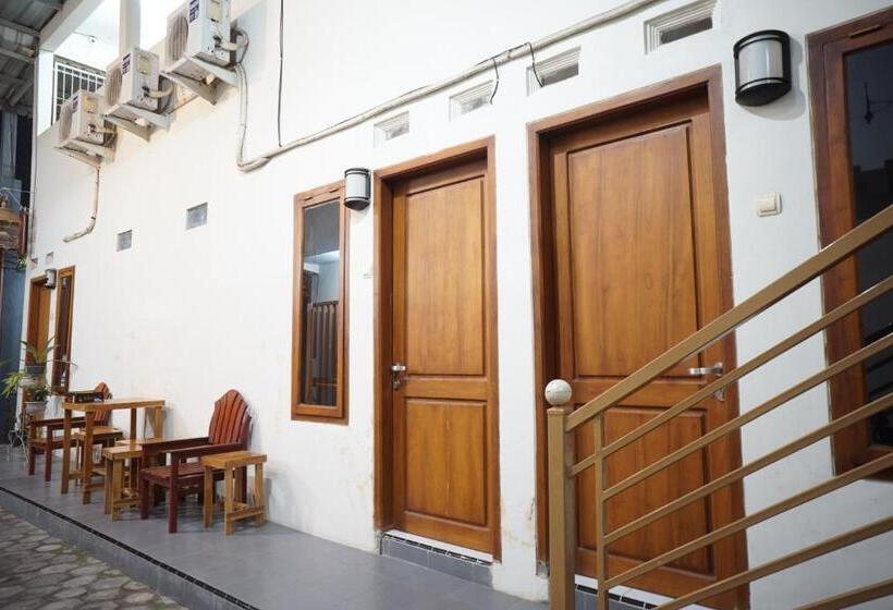 ホテル Oyo Life 93038 Kost Putra Malilah