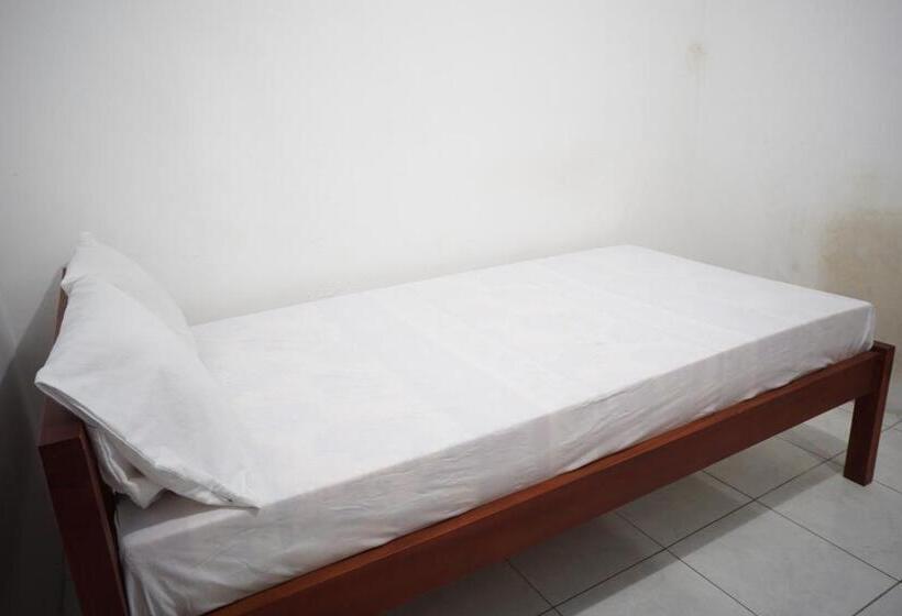 ホテル Oyo Life 93038 Kost Putra Malilah