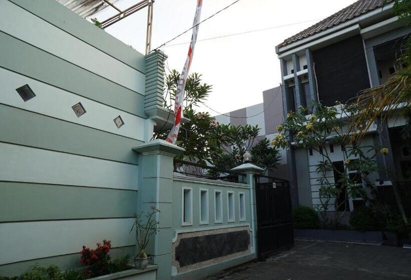 ホテル Oyo Life 93045 Kost Putra Bu Ketut
