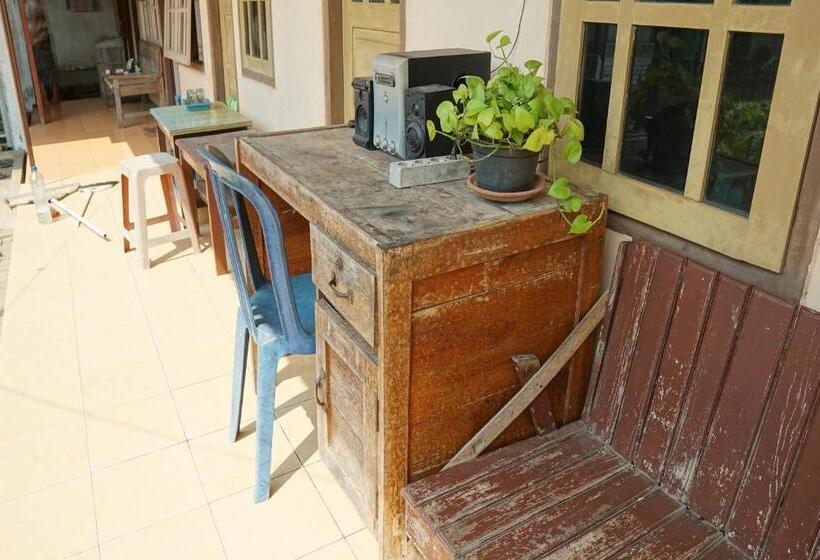 ホテル Oyo Life 93045 Kost Putra Bu Ketut