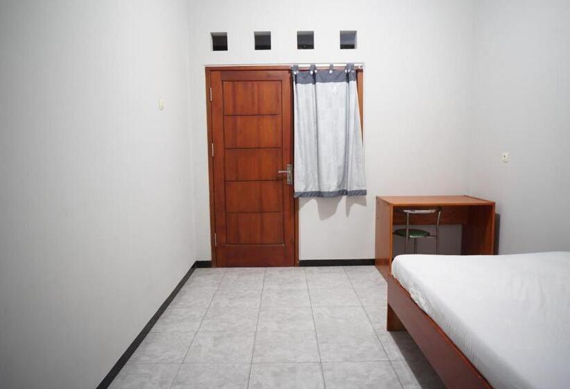 ホテル Oyo Life 93045 Kost Putra Bu Ketut