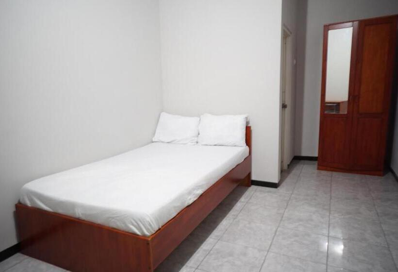 ホテル Oyo Life 93045 Kost Putra Bu Ketut