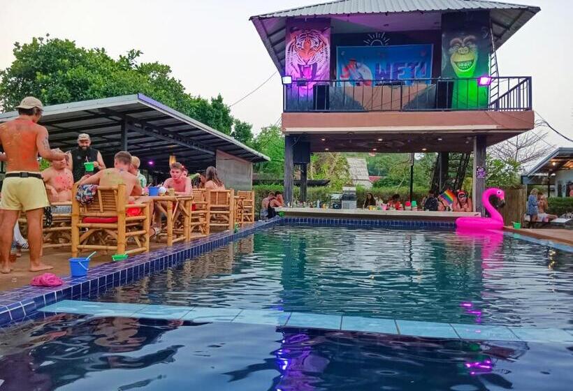 בית מלון כפרי Wet! A Pool Party Hostel By Wild & Wandering