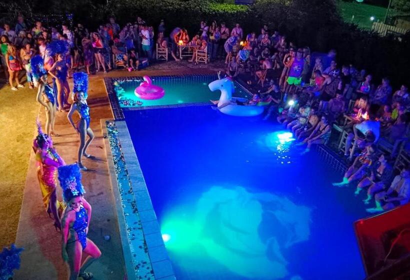 בית מלון כפרי Wet! A Pool Party Hostel By Wild & Wandering