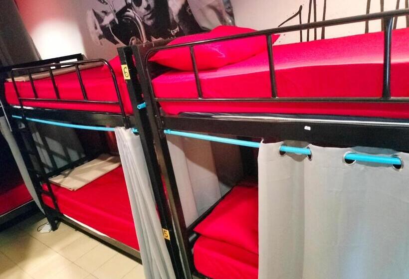 בית מלון כפרי Wet! A Pool Party Hostel By Wild & Wandering