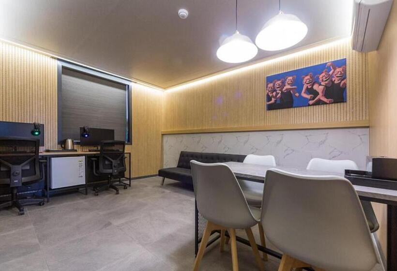 汽车旅馆  The Araboda