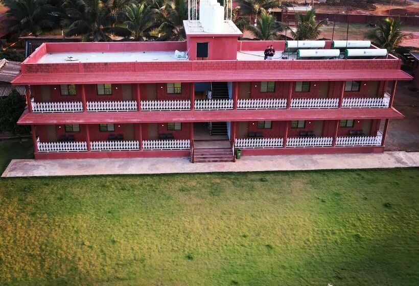 فندق Beach Village Resort