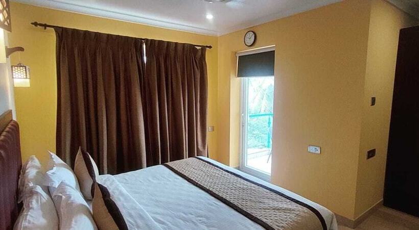 هتل Candolim Suites