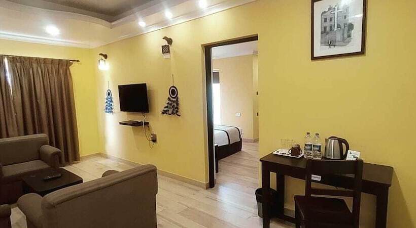 هتل Candolim Suites