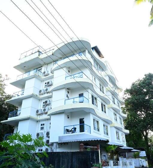 هتل Candolim Suites