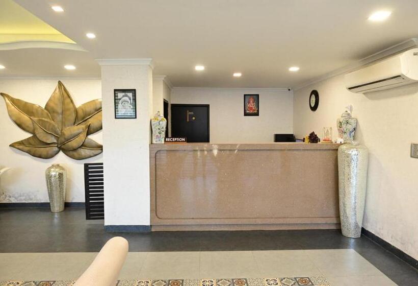 هتل Candolim Suites