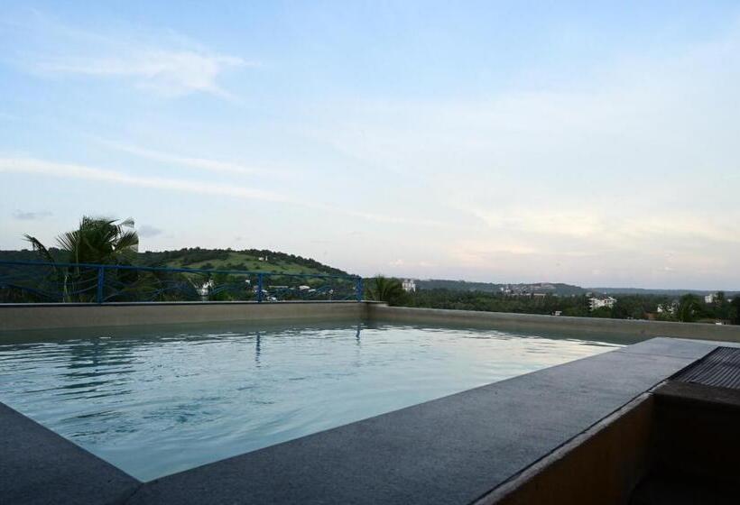 هتل Candolim Suites