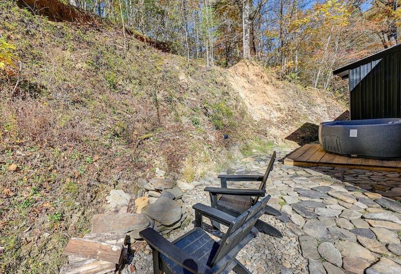 Bryson City Tiny Cabin: Hot Tub, Near River Access