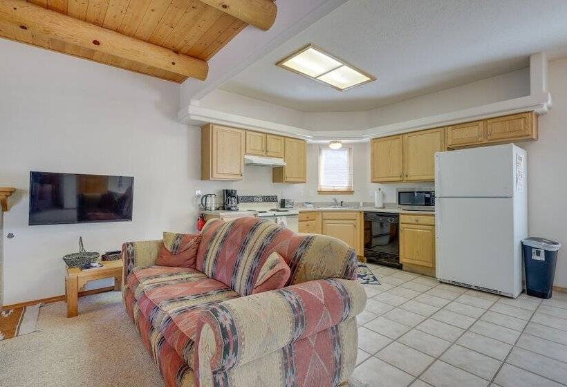 Charming Amalia Retreat W/ Fireplace & Grill!