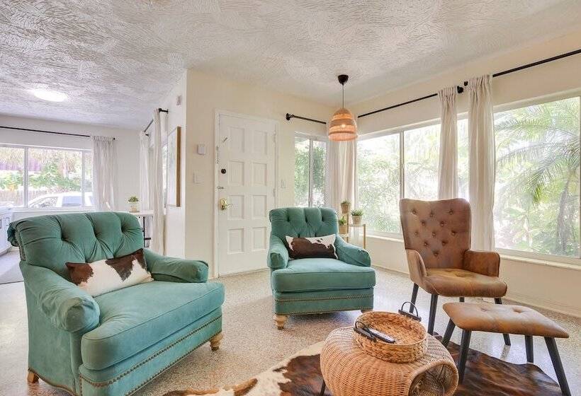 Walk To Ocean: Chic Deerfield Beach Cottage!
