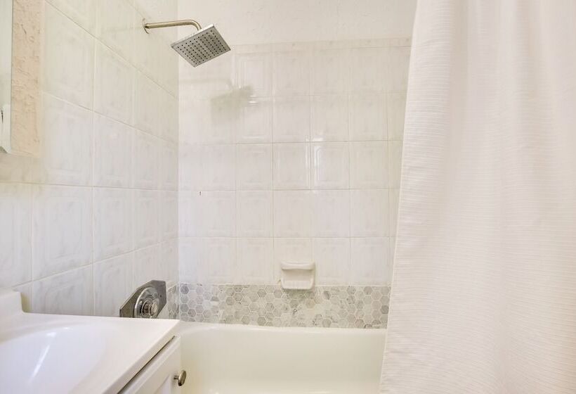 Walk To Ocean: Chic Deerfield Beach Cottage!