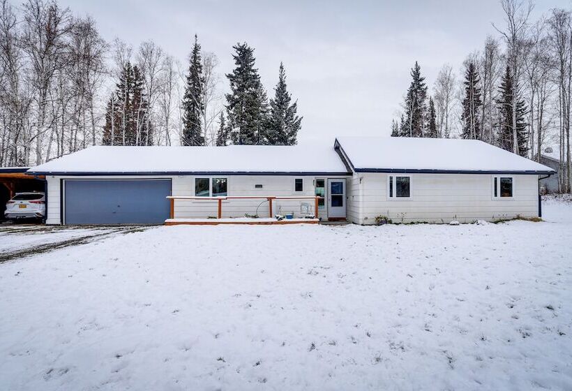 Cozy North Pole Home W/ Mountain & Aurora Views!