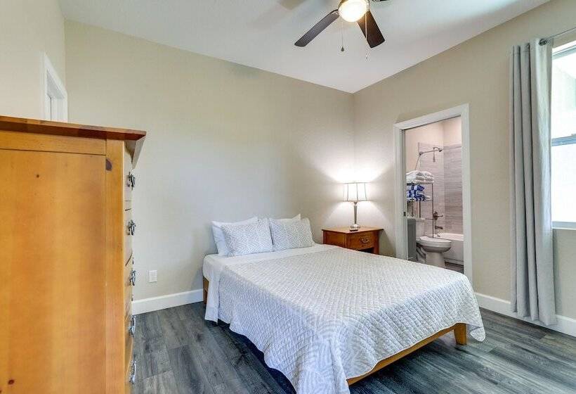 Englewood Home W/ Screened Porch ~ 6 Mi To Beach!