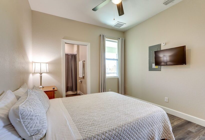 Englewood Home W/ Screened Porch ~ 6 Mi To Beach!