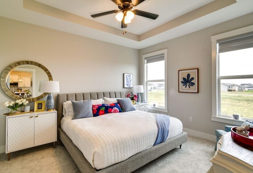 Family Friendly Home: 17 Mi To Des Moines!