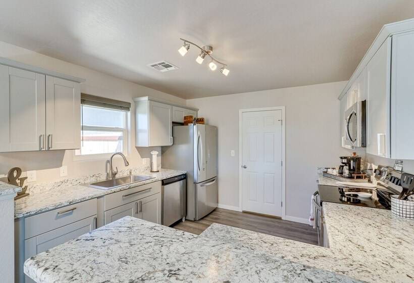 Gold Canyon Vacation W/ Private Patio & Fire Pit!