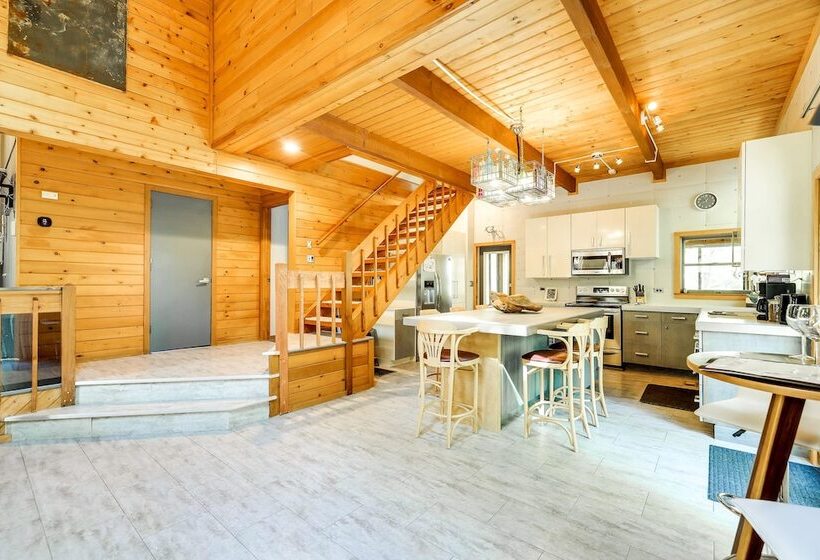 Gorgeous Bushkills Lodge W/ Pool Access!