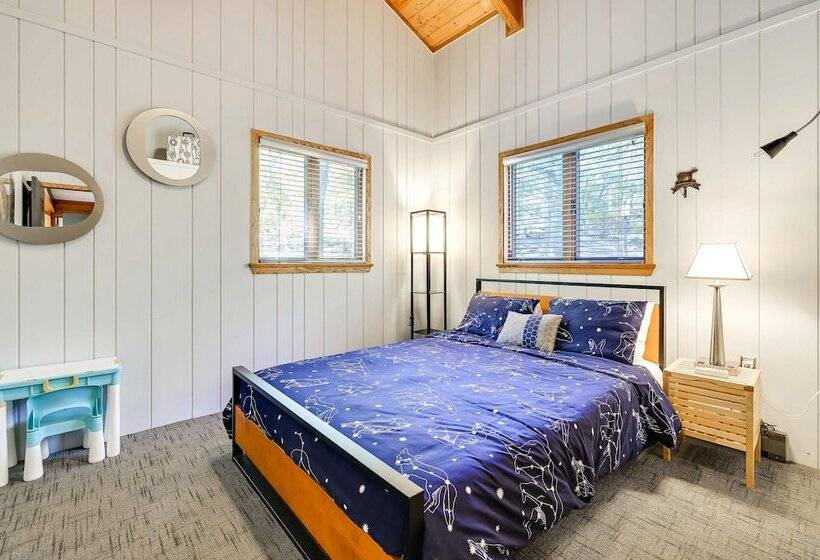 Gorgeous Bushkills Lodge W/ Pool Access!