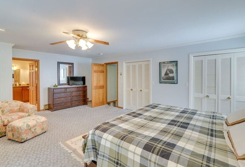 Lakefront Maryland Home   Deck, Grill & Pool Table
