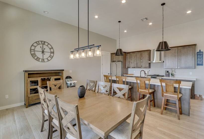 Luxurious Desert Oasis: Fireplace & Private Pool!