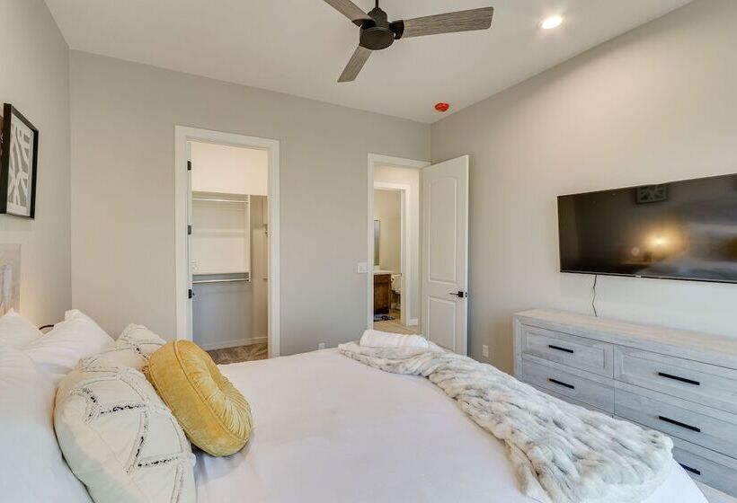 Luxurious Desert Oasis: Fireplace & Private Pool!