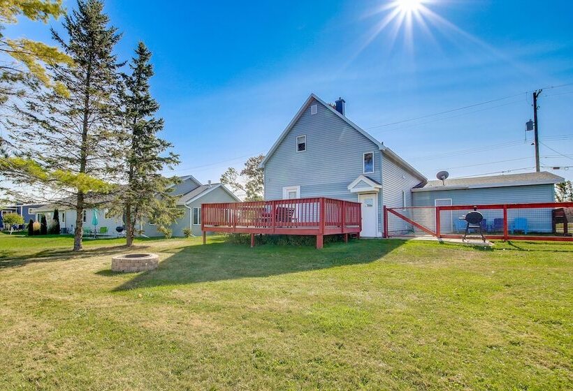 Steps To Lake Michigan: Manitowoc Home W/ Fire Pit