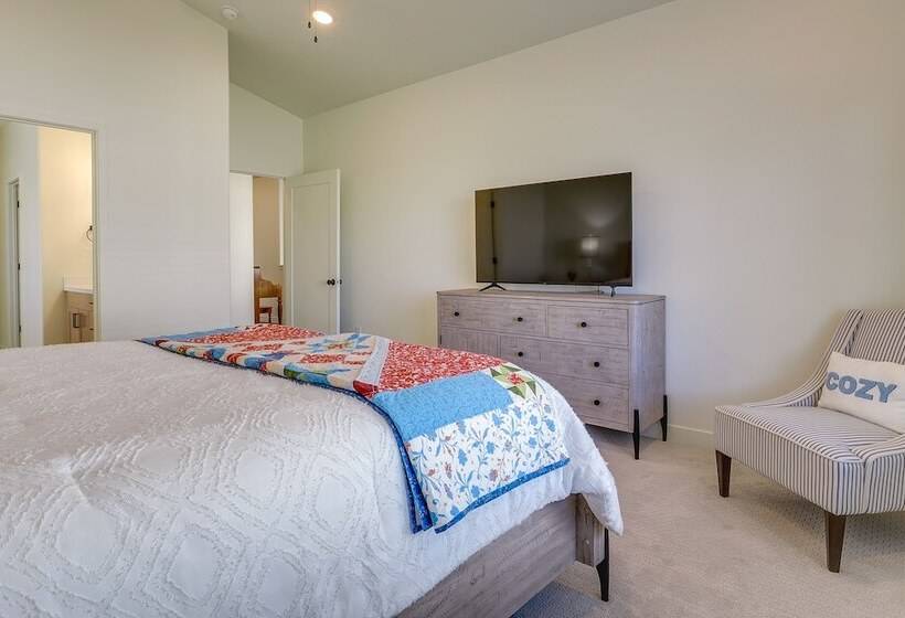 Modern Farmhouse In Herriman W/ Mountain Views!