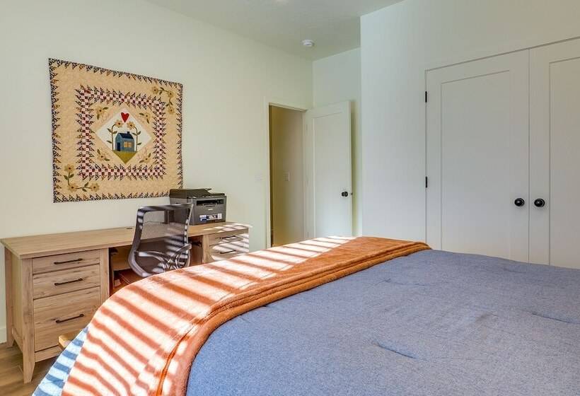 Modern Farmhouse In Herriman W/ Mountain Views!