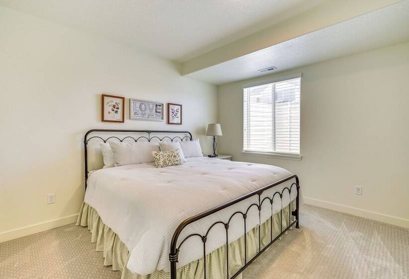 Modern Farmhouse In Herriman W/ Mountain Views!