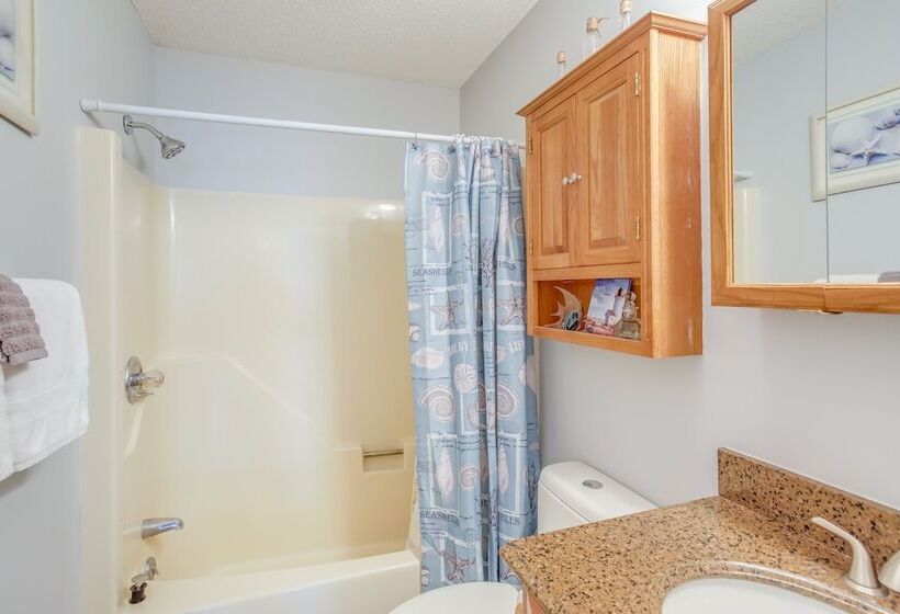 Oak Island Home W/ Screened Porch ~ 1 Mi To Beach!