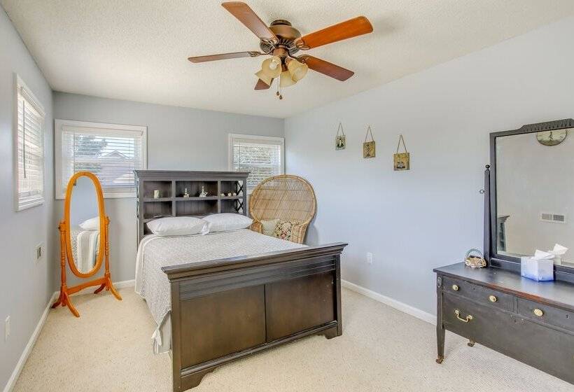 Oak Island Home W/ Screened Porch ~ 1 Mi To Beach!