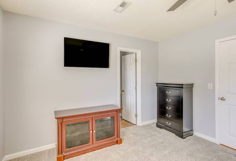 Oak Island Home W/ Screened Porch ~ 1 Mi To Beach!