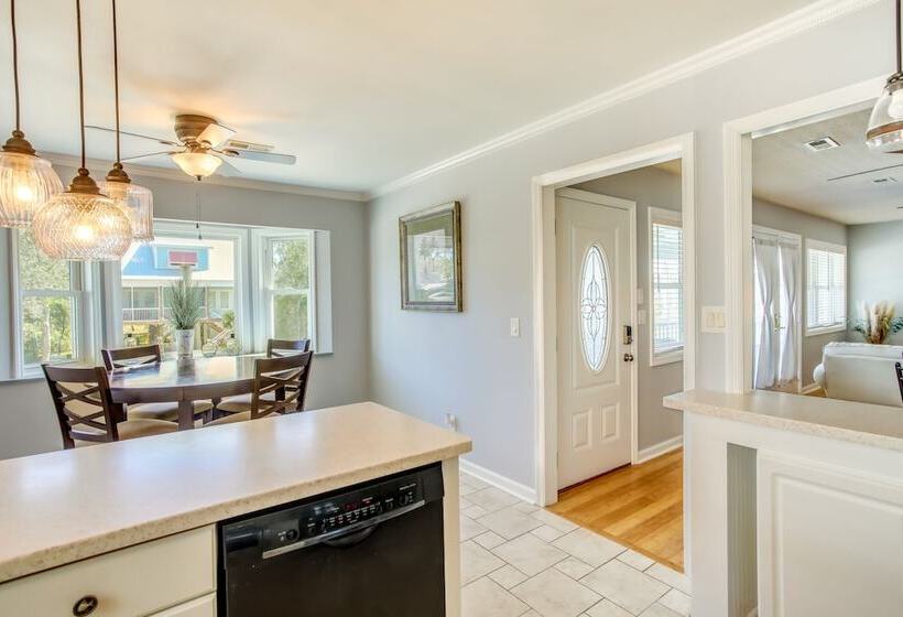 Oak Island Home W/ Screened Porch ~ 1 Mi To Beach!