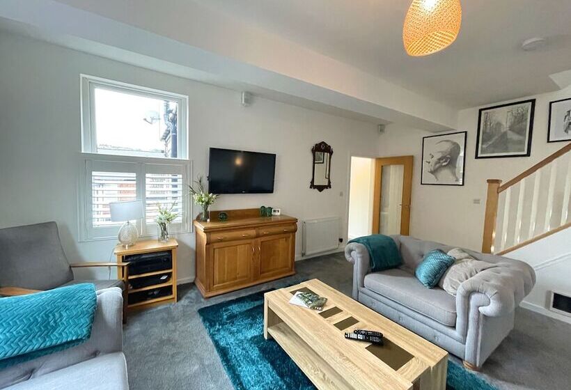 פנסיון Lovely Comfortable 3br Property