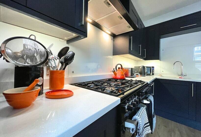 פנסיון Lovely Comfortable 3br Property