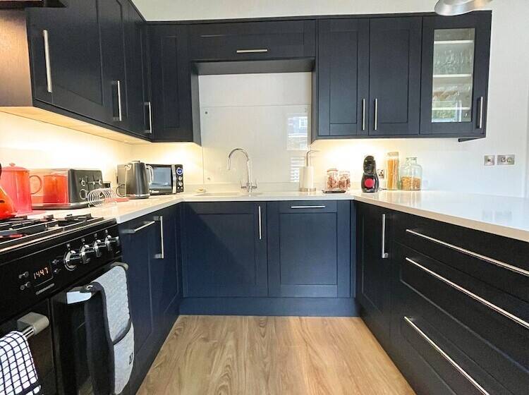 פנסיון Lovely Comfortable 3br Property
